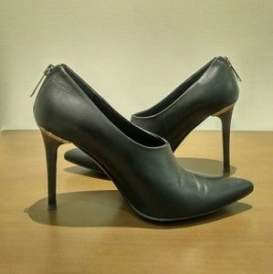 BURBERRY Black Leather Pumps